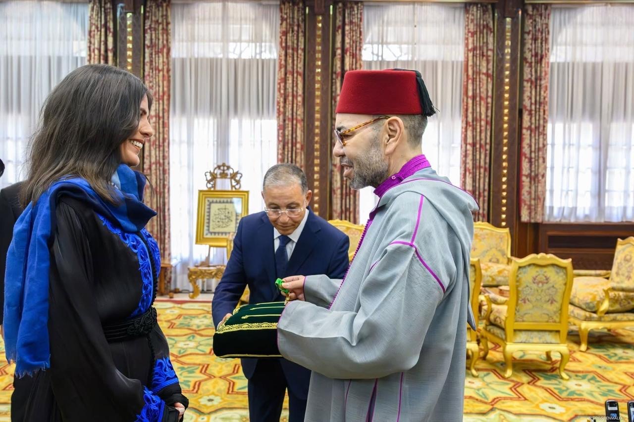 جلالة الملك محمد السادس يستقبل المتسلقة المغربية نوال صفنضلة ويُوشحها بوسام المكافأة الوطنية